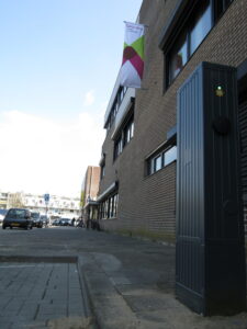 Bidirectionele laadpaal bij het Bo-Ex gebouw in Kanaleneiland